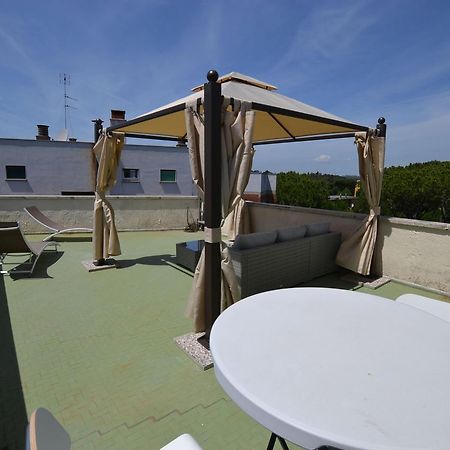 Romantic Attic With Terrace Over Rom Exterior foto